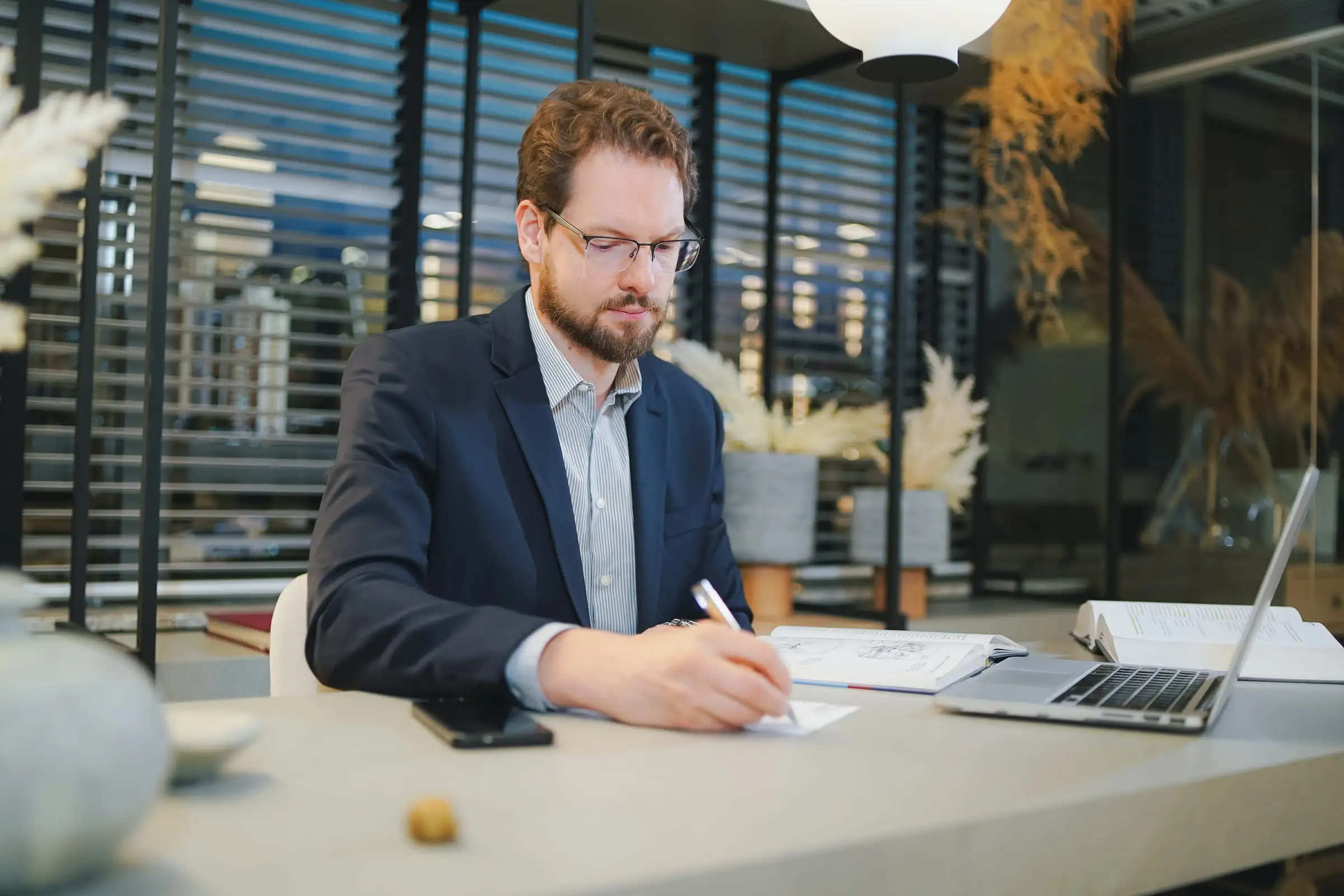 Dr. Gabriel Sampaio Froehner estudando um livro de neurologia