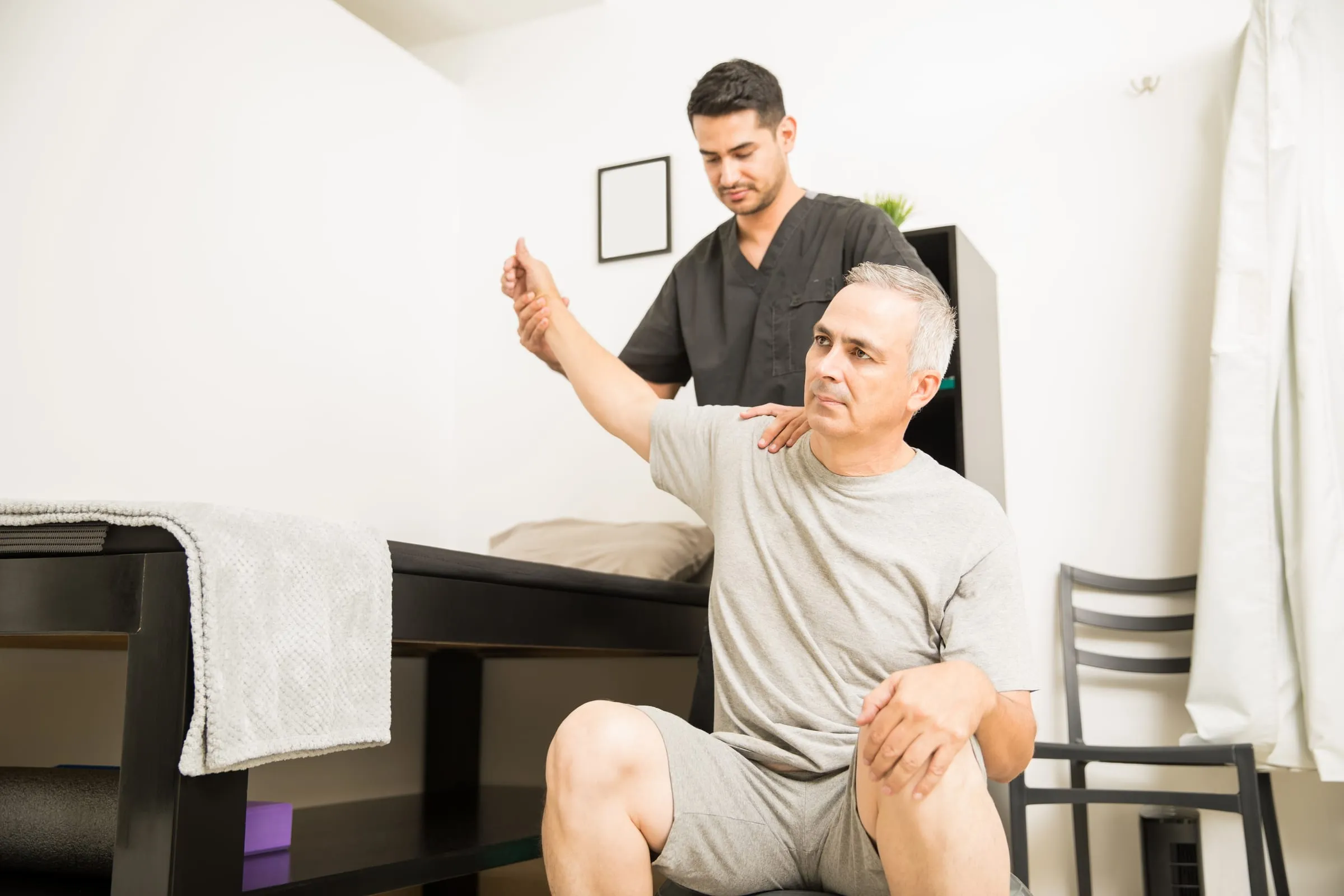 Fisioterapeuta orientando exercício de mão de pessoa idosa