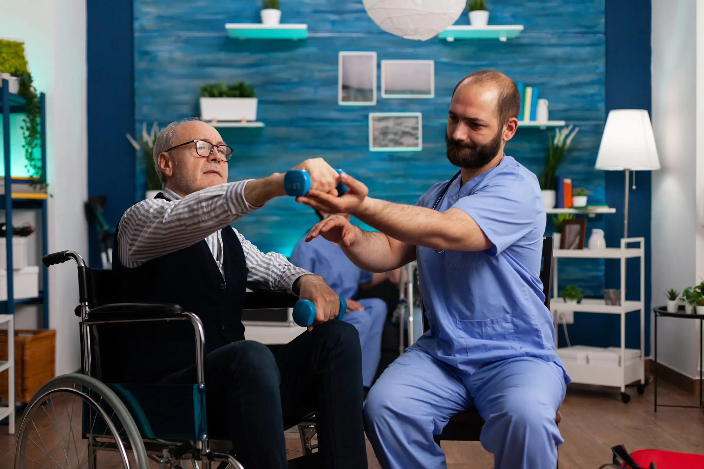 Profissional orientando exercício de fortalecimento com halteres para homem idoso